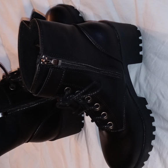 Shoes - Picture 5 of 6